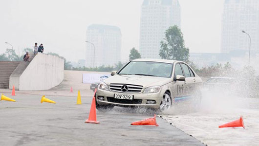 trontruot Kinh nghiệm để lái xe an toàn trong mùa mưa