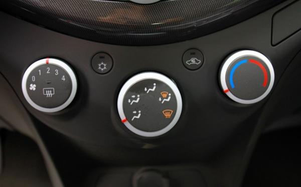  MG 0213.JPG Chevrolet Spark Duo 2016 có giá bao nhiêu?