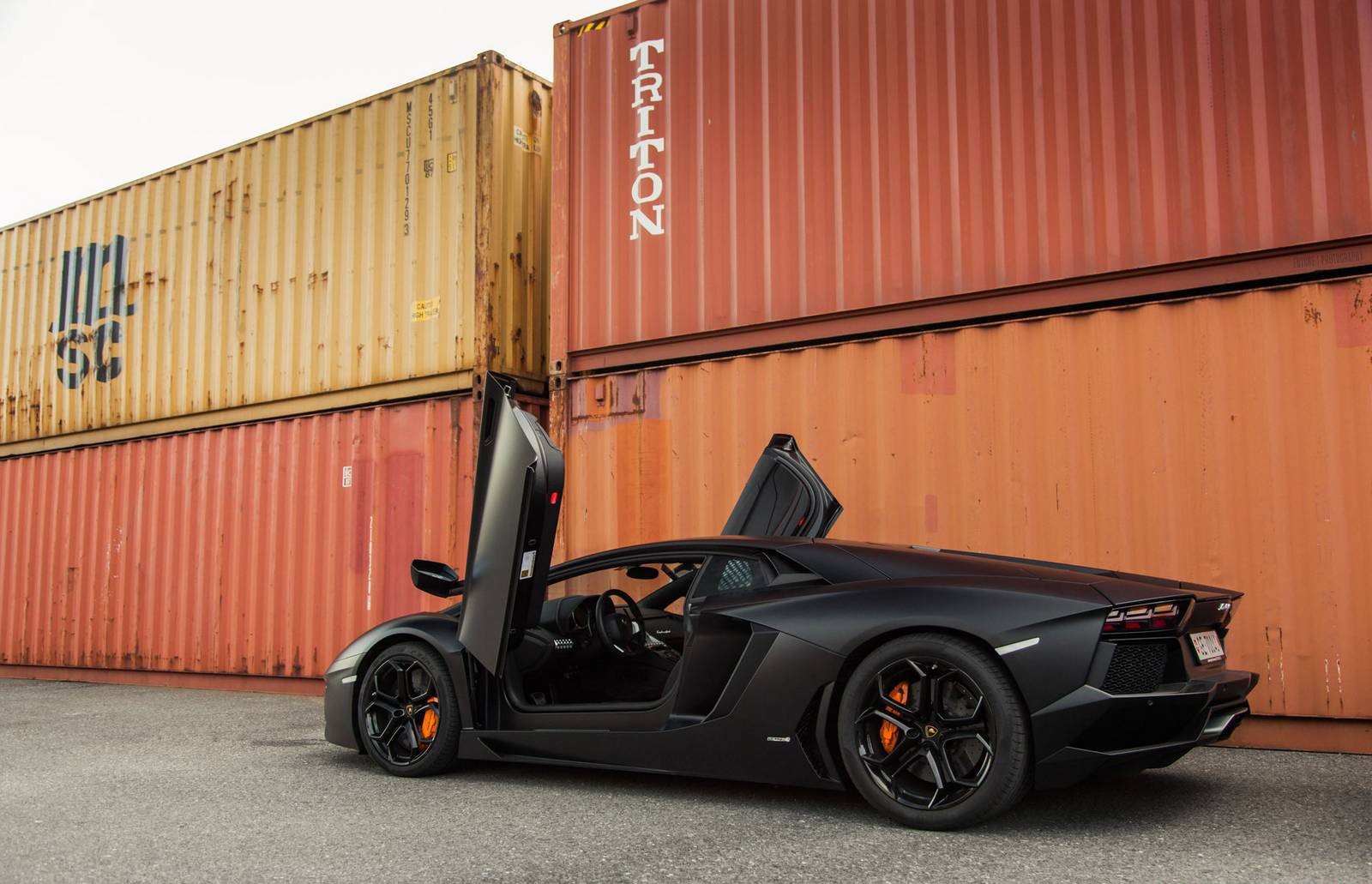 lamborghini aventador 17 4ac87 Lamborghini Aventador với màu đen cá tính và quyến rũ