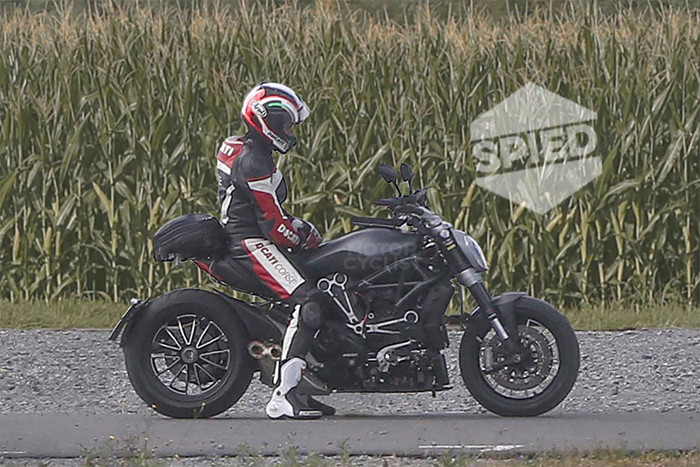 ducati diavel 001 spied zcft Rỏ hình ảnh Ducati Diavel đời mới chạy thử nghiệm